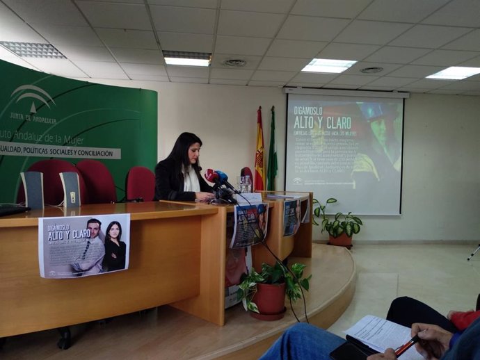 La asesora de programas del Instituto Andaluz de la Mujer (IAM), María Encarnación Santiago, presenta una campaña contra el acoso laboral
