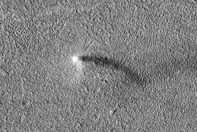 Demonio de polvo en movimiento sobre Marte