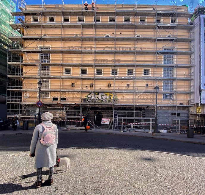 Real Cinema de la Plaza de Isabel II en Madrid con andamios para su próxima demolición, un día después de que la Asociación Madrid Ciudadanía y Patrimonio registrara un escrito en el que solicita la protección "urgente" del edificio del Real Cinema ante