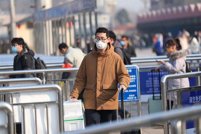 10 February 2020, China, Beijing: A man wears a face mask at Beijing railway station, amid the outbreak of the coronavirus. Photo: Li Yue/SIPA Asia via ZUMA Wire/dpa