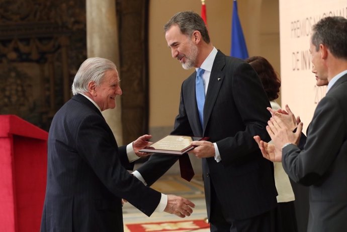 El Rey Felipe entrega el Premio Nacional 'Gregorio Marañón' de Investigación 2019 (categoría Medicina) al cardiólogo Valentín Fuster, en la ceremonia de entrega de los galardones en el Palacio de El Pardo