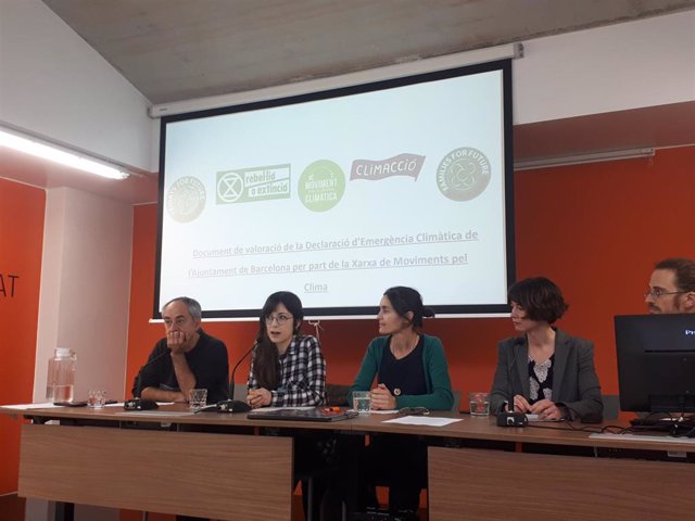 Representantes de movimientos por el clima durante la valoración de la declaración de emergencia climática de Barcelona