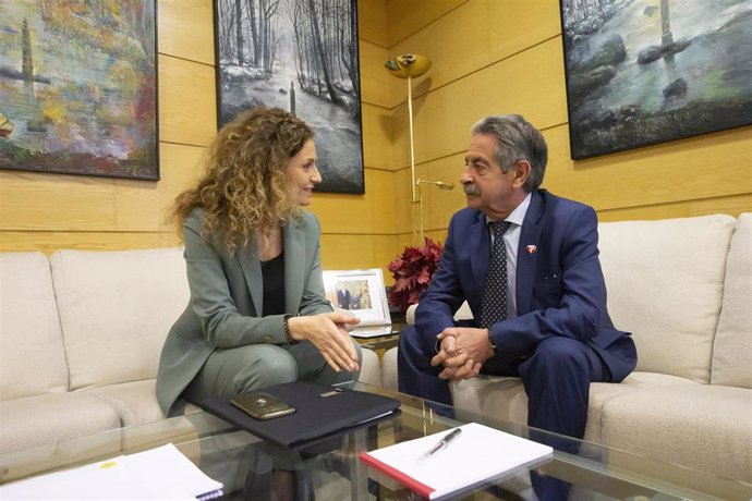 La nueva delegada del Gobeirno en Cantabria, Ainoa Quiñones, y el presidente de Cantabria, Miguel Ángel Revilla