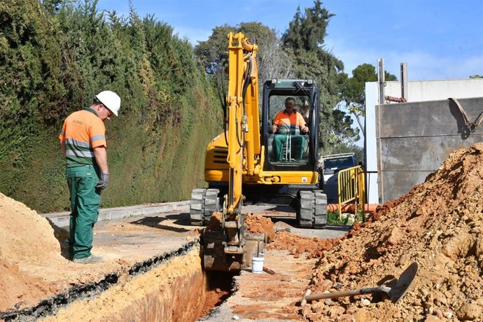 Obras en la calle Almería de Tomares