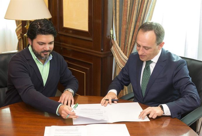 Ricardo Nandwani, presidente de AJE Málaga, y Agustín Sánchez, de Unicaja Banco.