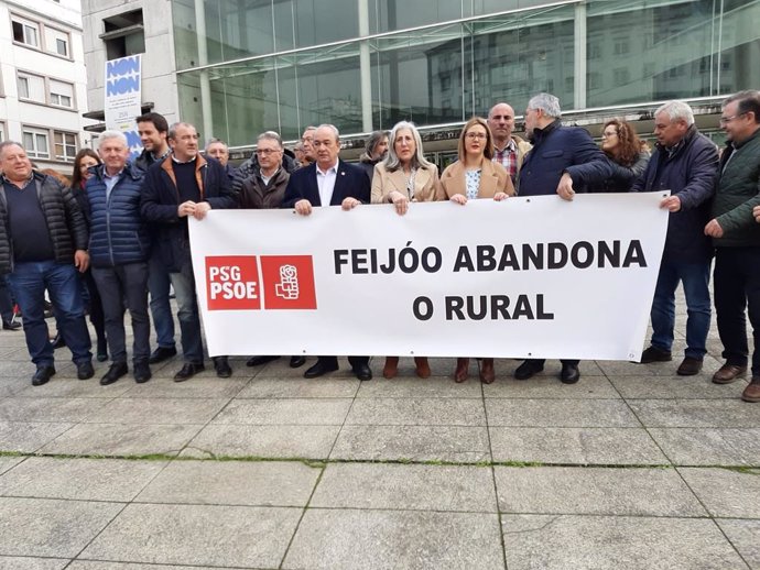 Protesta de alcaldes socialistas en Lugo para denunciar el abandono del rural.