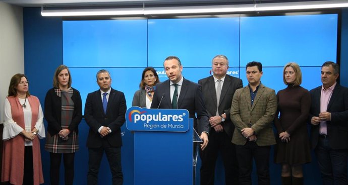 Rueda prensa del portavoz del GGP en la Asamblea , Joaquín Segado, acompañado de diputados, senadores, alcaldes y concejales del PP de municipios afectados por el estado actual del Mar Menor