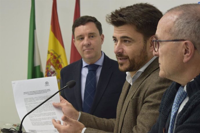 Juan de la Rosa, Beltrán Pérez y Jesús Gómez Palacios, concejales del PP en Sevilla
