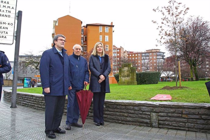 El alcalde de Bilbao, Juan Mari Aburto, la presidenta de las Juntas Generales de Bizkaia, Ana Otadui, y el presidente de  Zorrotza Auzo Elkartea, Moisés Arce, descubren una placa junto al retoño del Árbol de Gernika.