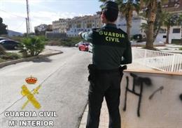 Un agente de la Guardia Civil en Almerimar (Almería)