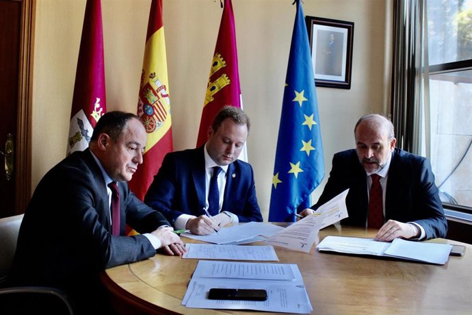 Reunión del vicepresidente de la Junta, José Luis Martínez Guijarro, con el alcalde de Albacete, Vicente Casañ.