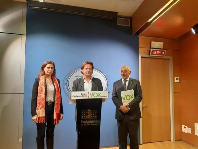 El portavoz parlamentario de Vox Baleares, Jorge Campos, acompañado del resto de diputados de la formación, en el Parlament.