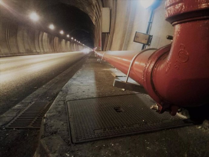 Ménsula sujetando la cañería que abastece el sistema antiincendios del Túnel de Sóller.