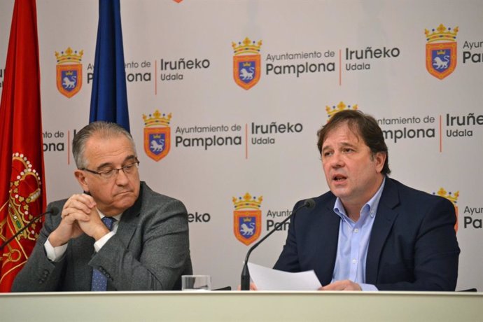 El alcalde de Pamplona, Enrique Maya (i), y el concejal de Educación, Fernando Sesma.