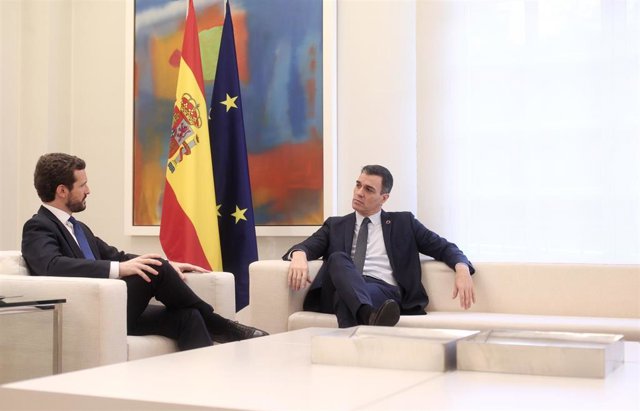 El presidente del Gobierno, Pedro Sánchez (dech) y el presidente del PP, Pablo Casado (izq), durante su reunión en el Palacio de La Moncloa, en Madrid (España), a 17 de febrero de 2020.