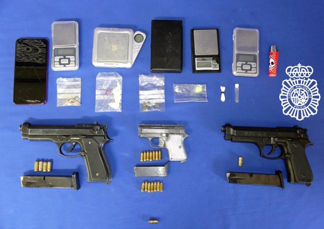 Armas y material incautado en la operación por el tiroteo de la calle Limón en Salamanca.