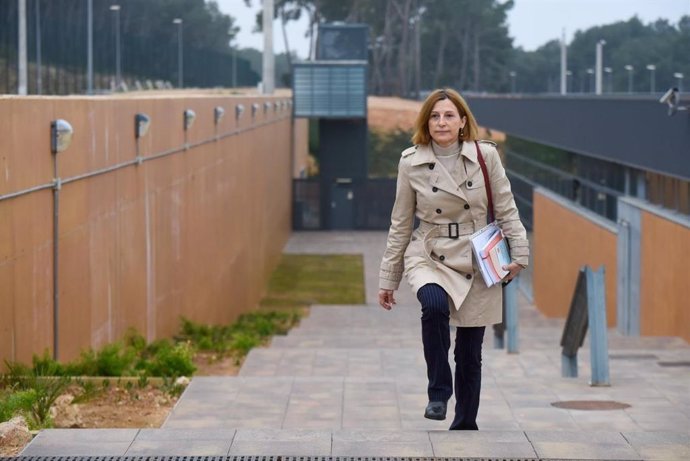 La expresidenta del Parlament Carme Forcadell saliendo de la cárcel de Mas d'Enric, en El Catllar (Tarragona), este lunes