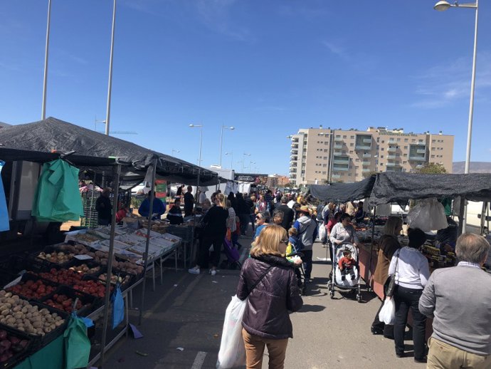 Imagen de archivo de un mercadillo ambulante en Almería. 