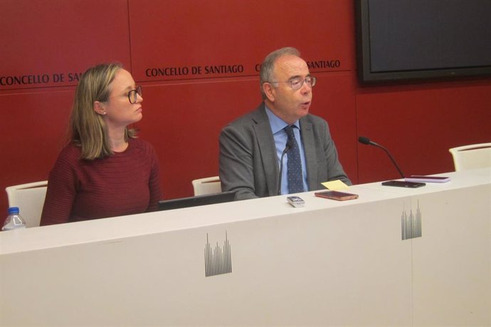 La concejala de Facenda, Marta Abal, y el alcalde de Santiago, Xosé Sánchez Bugallo