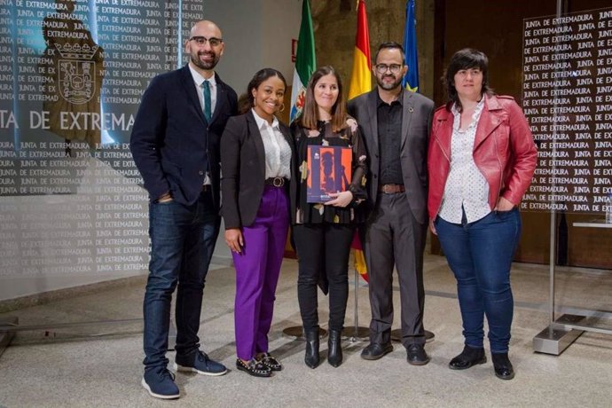 La consejera de Igualdad y portavoz, Isabel Gil Rosiña, recibe a representantes de lucha contra la violencia LGTBI en Colombia