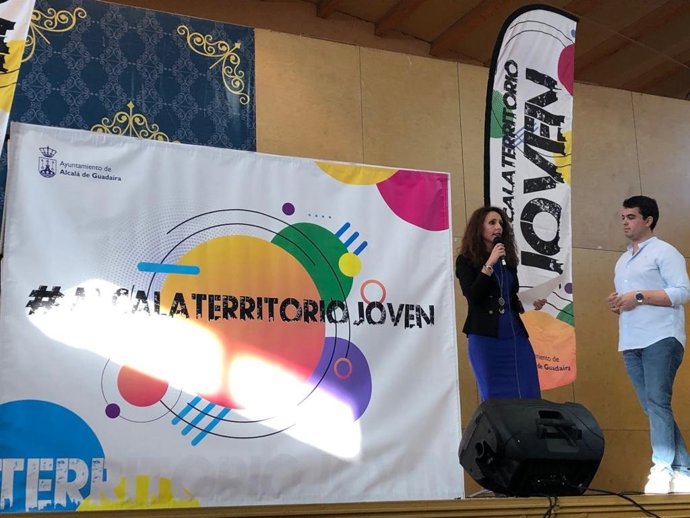 La delegada de Juventud, Rosa Carro, junto al director del IAJ, David Morales,  han presentando el nuevo logo lleno de vida y color en el III Encuentro de Manga y Videojuegos Japan Tour que se ha celebrado este fin de semana en la caseta municipal.