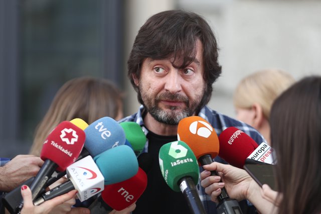 El diputado de Unidas Podemos, Rafa Mayoral, atiende a los medios de comunicación el día en el que Unidas Podemos se reune con representantes de la CCOO y UGT en Madrid (España), a 9 de octubre de 2019.