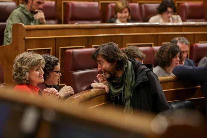 El diputado de Unidas Podemos Rafael Mayoral, habla con las diputadas socialistas y exministras María Luisa Carcedo y Magdalena Valerio en el Pleno del Congreso