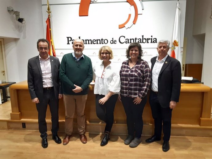 Los diputados de Baleares Enric Casanova, Cristina Gómez, Juan Manuel Gómez, Miquel Ensenyat y Lina Pons en el Parlamento de Cantabria