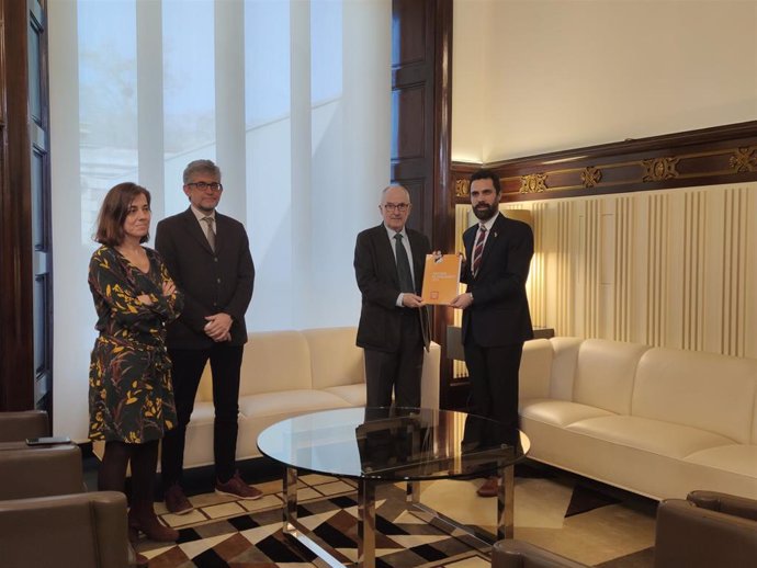 El equipo del Síndic de Greuges y el presidente del Parlament de Catalunya, Roger Torrent, durante la presentación del informe