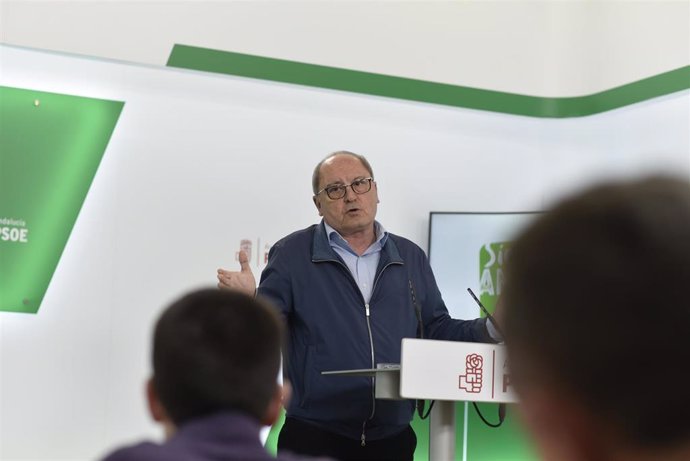 El secretario de Organización del PSOE de Andalucía, Juan Cornejo, en rueda de prensa.