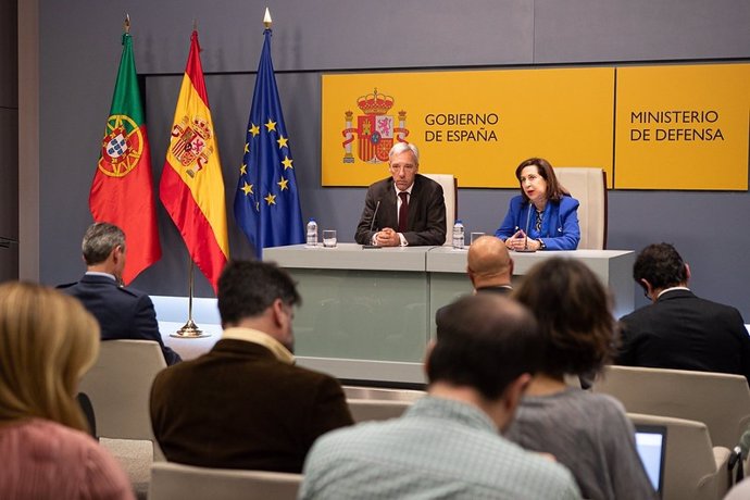 La ministra de Defensa, Margarita Robles, en rueda de prensa junto al ministro de Portugal, Joao Gomes Cravinho