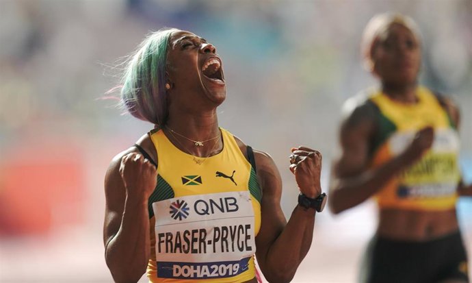 La jamaicana Shelly-Ann Fraser Pryce celebra su oro en los 100 metros del Mundial de Doha de 2019