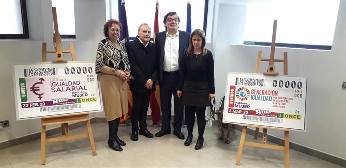 La ONCE entrega dos láminas de dos cupones a favor de un futuro igualitario.