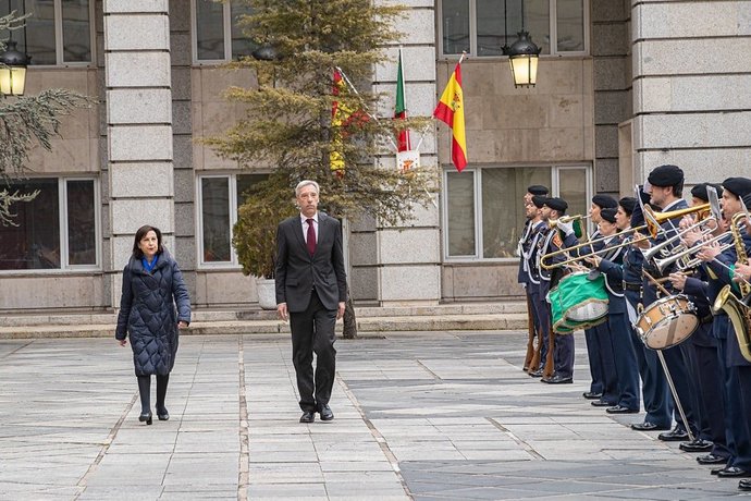La ministra de Defensa, Margarita Robles, junto a su homólogo portugués, Joo Gomes Cravinho