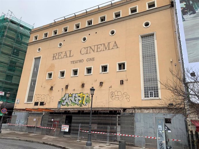 Fachada del antiguo Teatro Real Cinema en Madrid.