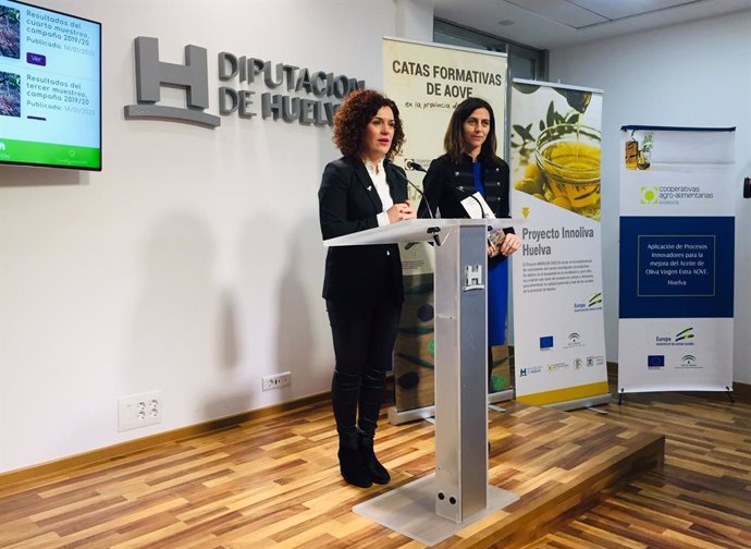La vicepresidenta de Territorio Inteligente, María Eugenia Limón, junto a la gerente de Cooperativas Agro-alimentarias de Andalucía presentan las catas formativas de AOVE