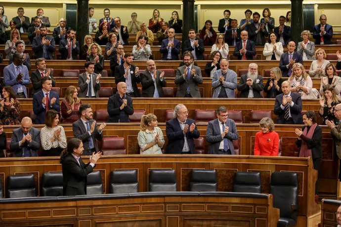 La bancada socialista del Congreso aplaude a exministra de Sanidad, Consumo y Bienestar Social, María Luisa Carcedo, tras su intervención desde la tribuna en defensa de la proposición de Ley de despenalización de la Eutanasia.