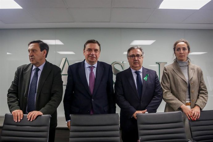 (I-D) El presidente de ASAJA, Pedro Barato; el ministro de Agricultura, Pesca y Alimentación, Luis Planas; el eurodiputado del PP Juan Ignacio Zoido; y la presidenta de ASAJA Joven, María Llorens, durante  entrega de reconocimientos de  premios
