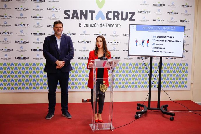 El concejal de Servicios y la alcaldesa de Santa Cruz de Tenerife, José Ángel Martín y Patricia Hernández, respectivamente, en la presentación del dispositivo de limpieza del Carnaval