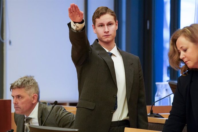 El autor confeso del ataque a una mezquita cerca de Oslo, Philip Manshaus, hace el saludo nazi al entrar al tribunal