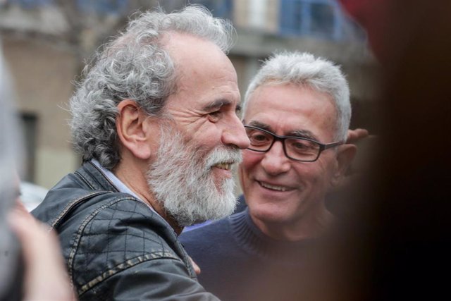 El actor Willy Toledo es recibido por un grupo de concentrados en su apoyo, junto al juzgado de lo Penal número 26 de Madrid