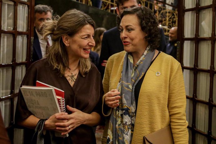 La ministra de Trabajo y Economía Social, Yolanda Díaz, y la presidenta de la Comisión del Pacto de Toledo, Magdalena Valerio