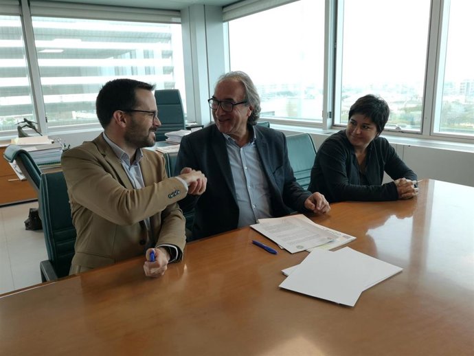 El conseller de Educación, Universidad e Investigación, Martí March, y el alcalde de Mahón, Hector Pons, en la firma del convenio para las fases pendientes de la reforma del Cuartel de Santiago.