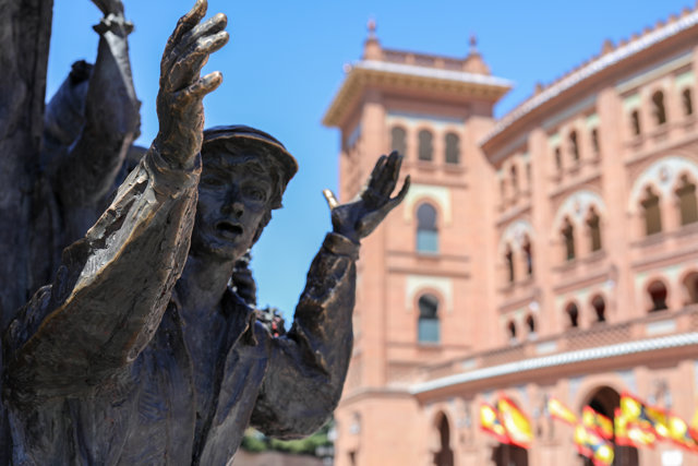 Estatuta del torero José Cubero “Yiyo”, obra del escultor Luis Sanguino, situada en el exterior de la Plaza de Toros de las Ventas de Madrid.