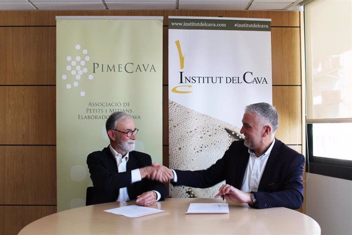 El presidente del Institut del Cava, Dami Des, y el presidente de Pimecava, Pere Guilera, firman un acuerdo de unión entre las dos entidades, el 17 de febrero de 2020.