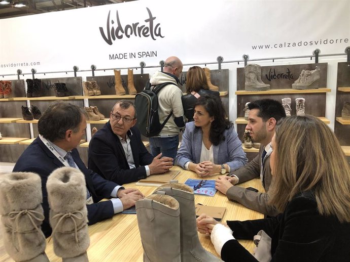 La presidenta riojana Concha Andreu visita la feria del calzado de Milán