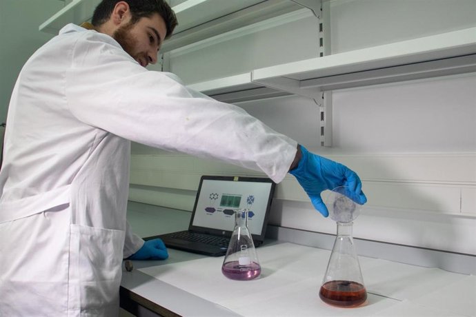 Investigador de la UIB trabajando en los nuevos materiales híbridos para extraer contaminantes ambientales