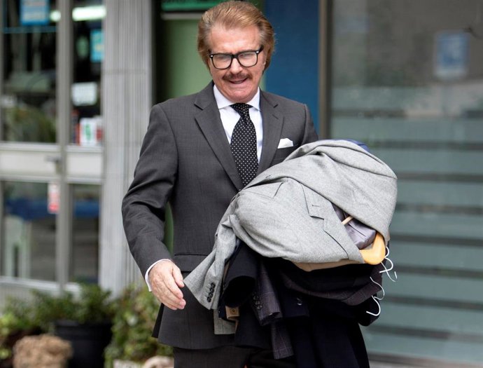 Edmundo Arrocet Con Muchas Prendas De Ropa