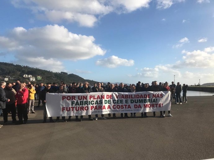 Trabajadores de Ferroatlántica se concentran ante las instalaciones de Brens en demanda de un plan de viabilidad