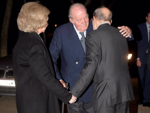 Los Reyes Juan Carlos y Sofía encabezan el gran número de personalidades que han despedido a Plácido Arango